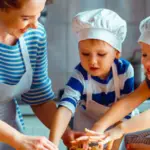 Cómo enseñar a tu hijo a cocinar platos sencillos