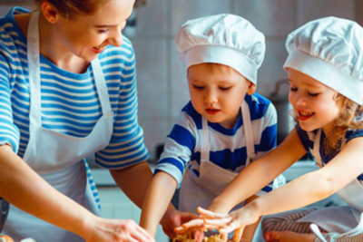 Cómo enseñar a tu hijo a cocinar platos sencillos