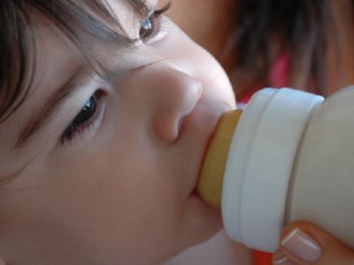 bebé no quiere tomar leche de fórmula