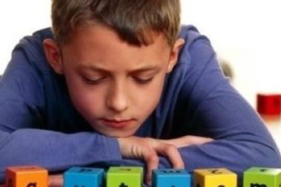 niño autista a hablar